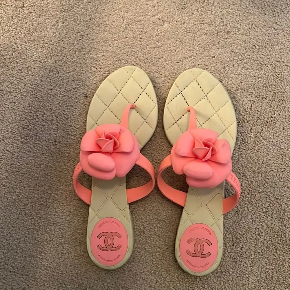 Authentic Chanel Sandal 38 pink/white